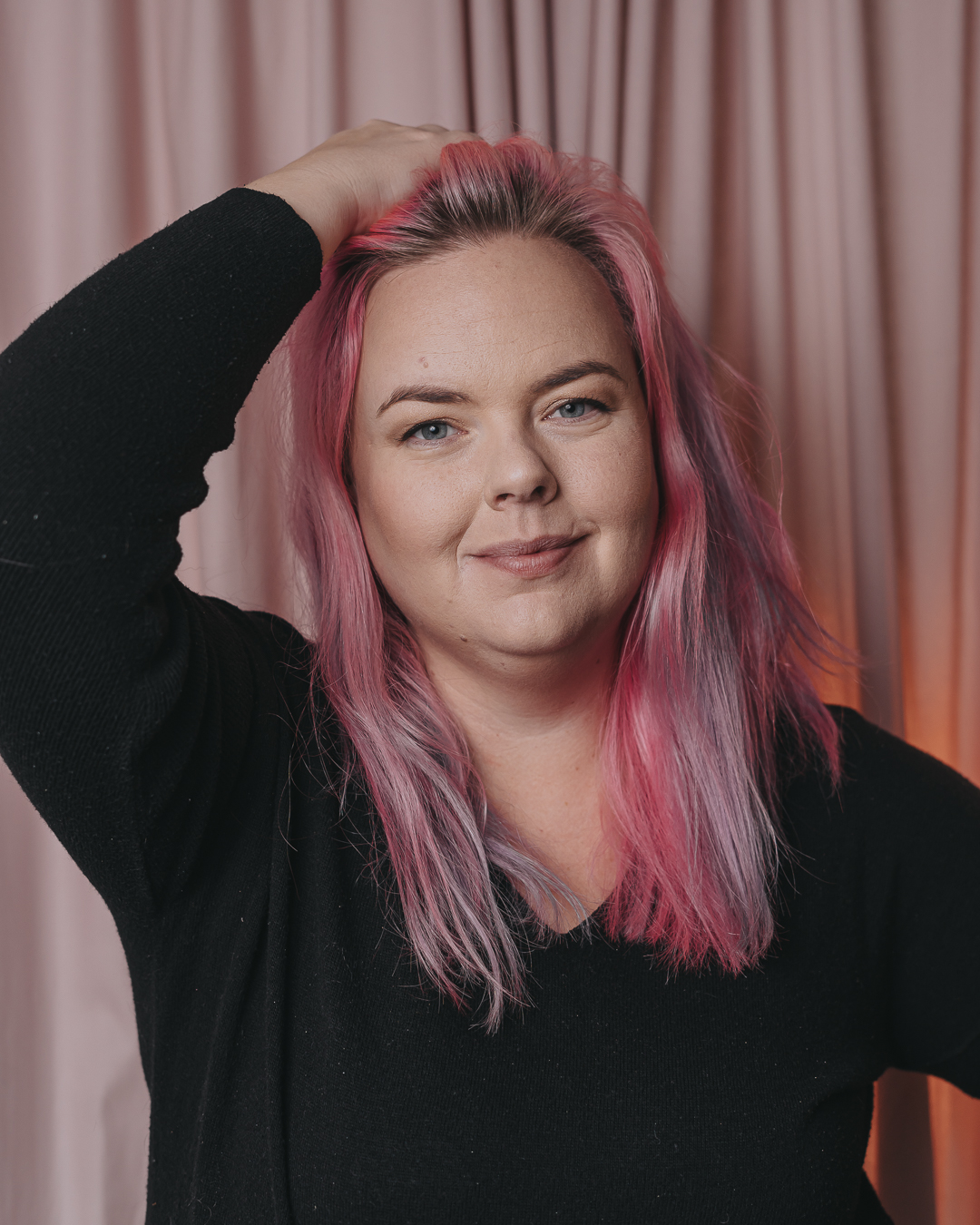 Företagsfotografering Örebro län Företagsfotograf Caroline Solberg Fotografi på Caroline taget med blixt mot en rosa bakgrund